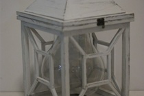Latarnia drewniana o barwie przecieranej bieli ze szkłem w kształcie bańki