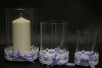 Ażurowane świeczniki na podstawce z fioletową kokardką